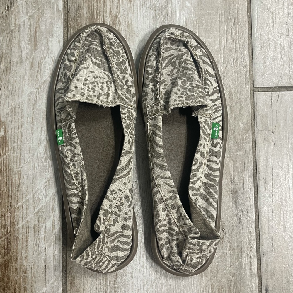 Sanuk slipon animal print leopard cheetah shoes. Barley used. Size 11 shoe
